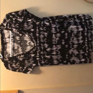 Black and white short sleeve top